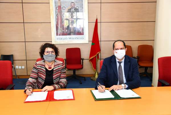 Photo1 - La Fondation Banque Populaire équipe les élèves des quartiers défavorisés de Casablanca en tablettes numériques