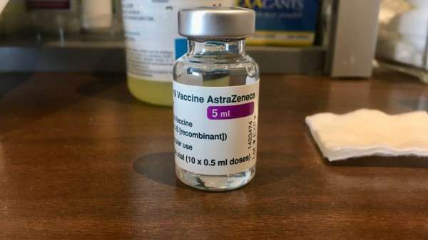 870x489 index - Coronavirus : le vaccin AstraZeneca change de nom pour s'appeler Vaxzevria