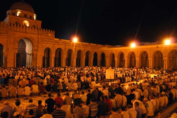 Priere de Tarawih dans la Grande Mosquee de Kairouan. Ramadan 2012 - SM le Roi, Amir Al-Mouminine, ordonne l’ouverture des mosquées édifiées ou ayant fait l’objet de travaux de reconstruction ou de restauration par le ministère des Habous et des Affaires islamiques