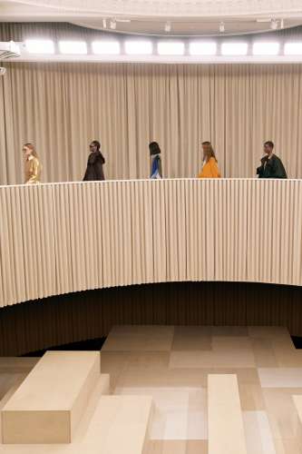 Burberry Autumn Winter 2021 Womenswear Presentation Finale 001 - Burberry : 5 tendances mode qui vont définir l'hiver prochain