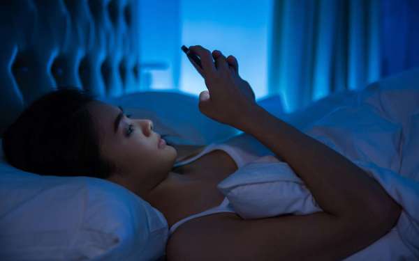 a8899056e7 50154473 lumiere bleue sommeil torwaiphoto fotolia - Le mode « nuit » des smartphones ne servirait pas à grand-chose