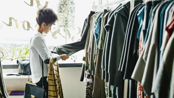 Mode : Notre sélection de blazers courts à shopper au plus vite media - Mode : Notre sélection de blazers courts à shopper au plus vite