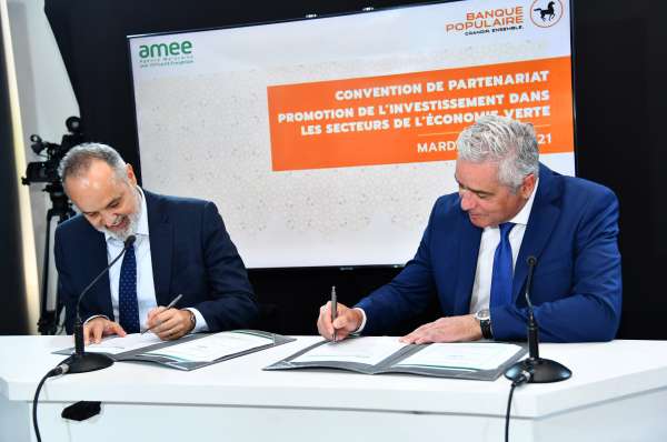 Photo M. Sebti DG Banque Commerciale du groupe BCP et M. Mouline DG de lAMEE - Le groupe BCP signe une convention de partenariat avec l’AMEE en marge de la deuxième étape des régionales de l’investissement