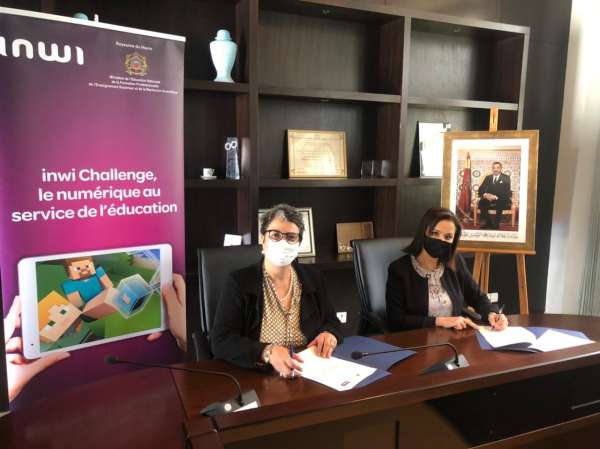 Signature de la convention entre Mme Ilham Laaziz el Malti Directrice du programme GENIE au MEN et Mme Nadia Rahim Directrice Marques et Communication a inwi - « inwiChallenge », le numérique au service de l’éducation