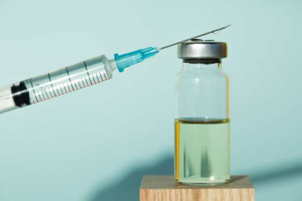 gettyimages 1289968832 - De plus en plus de marques utilisent l’humour ou la nostalgie dans des publicités pour le vaccin contre la Covid-19