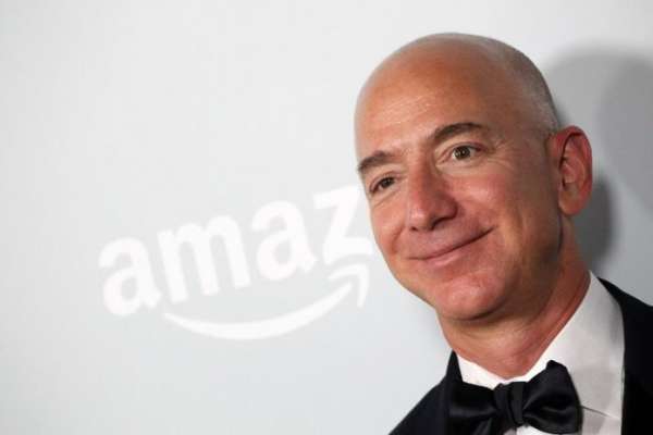 jeff bezos 696x464 1 - Jeff Bezos quittera son poste de PDG d’Amazon début juillet