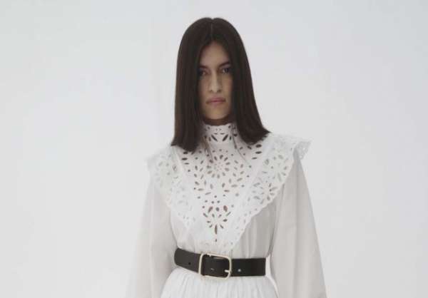 Chloe printemps ete 2022 10 looks qui nous donnent des envies d evasion - Chloé printemps-été 2022 : 10 looks qui donnent des envies d’évasion
