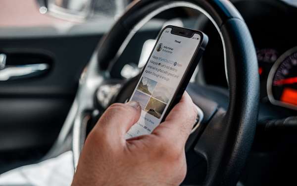 Smartphone au volant Unsplash - Les montres connectées sont plus dangereuses au volant que les smartphones