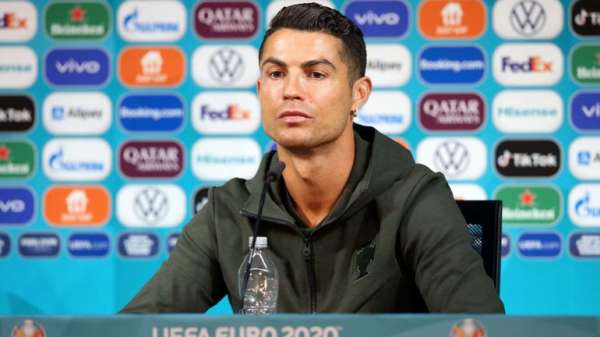ronaldo - Le cauchemar des marques-sponsors : se faire tacler par des icônes comme Ronaldo