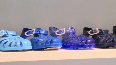 sandales meduses 390x220 - A 75 ans, la sandale en plastique Méduse séduit toujours autant