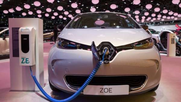 shutterstock 756192133 800x450 1 - Automobile : l’électrification menace 100 000 emplois dans le secteur industriel