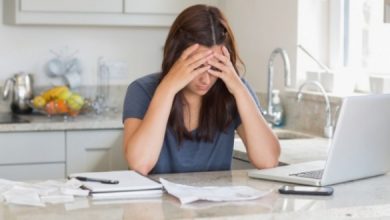 surendettement 390x220 - Consommation : la dette des ménages explose pour faire face à des fins de moins de plus en plus difficiles!