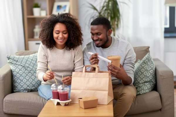 commandes food a la maison canape - Congrès du Snacking 2021, les tendances en 20 chiffres-clés pour être au TOP !