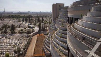 tombe verticale 390x220 - Crise des cimetières: Ahmed Taoufiq veut des tombes-immeubles!