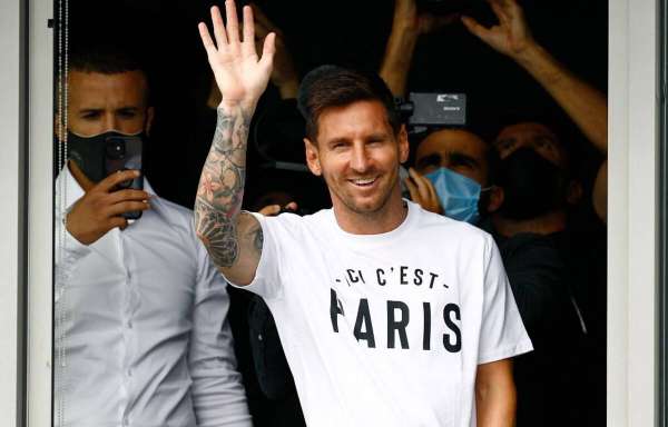 1200x768 messi salue foule arrivee bourget - Lionel Messi jouera au Paris Saint-Germain !