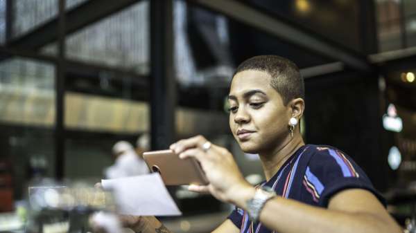 Young woman using her mobile for payment web - Rapport Ericsson : L'utilisation des services financiers mobiles en Afrique subsaharienne a plus que triplé en six ans
