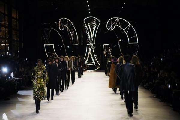 defile - Fashion week à Paris : la mode renoue avec le spectacle