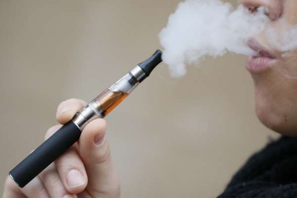 1206795 la flamme a pu provenir de la surchauffe de la batterie de la cigarette electronique possiblement en raison des fortes chaleurs illustration - PLF 2025 : Une taxe de 50 DH sur les cigarettes électroniques jetables pour encadrer la consommation
