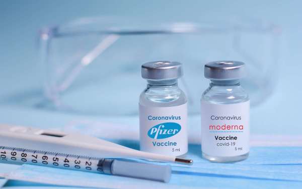 e95db7225f 50179722 moderna pfizer syhin stas adobe stock - Vaccin Covid : efficacité, le meilleur, Moderna ou Pfizer ?
