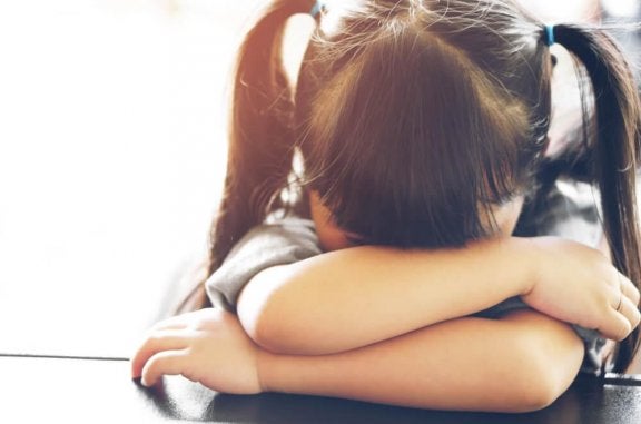 fatigue scolaire fillette bureau - Combattre la fatigue de la rentrée scolaire chez les enfants : les recommandations du Docteur Nabil Layachi