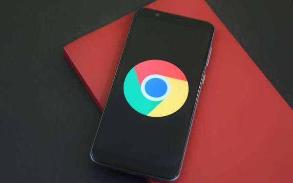 535f7d0208 50182948 smartphone google chrome - Données personnelles : faut-il supprimer Google Chrome de son smartphone ?