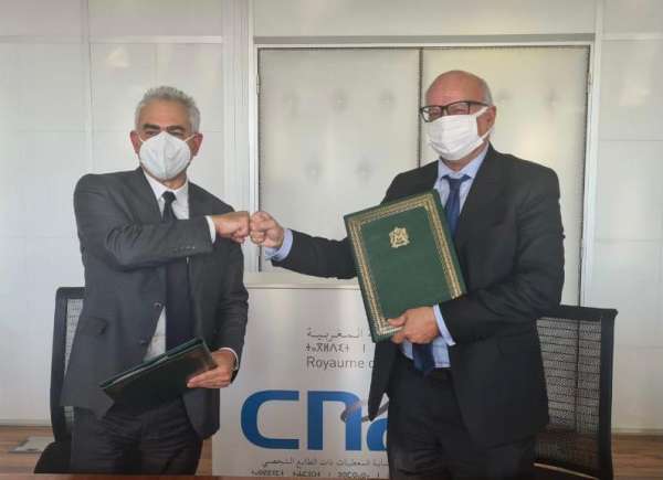 M. Younes EL MECHRAFI DG MDJS et M. Omar SEGHROUCHNI Président de la CNDP Signature de convention dadhésion au programme Data Tika  - La MDJS et la CNDP signent une convention d’adhésion au programme  DATA-TIKA