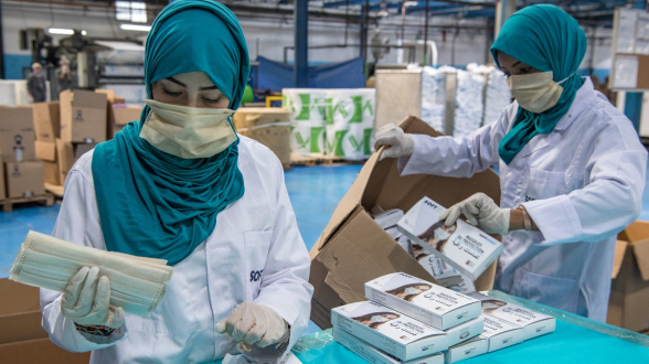 au maroc ouvrieres sactivent production masques chainele 0 1399 949 - Covid: 76% des entreprises imposent le port de masques