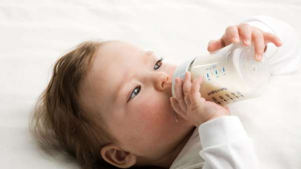 biberon 10025058 - Lait maternisé: Les producteurs accusés de publicité mensongère