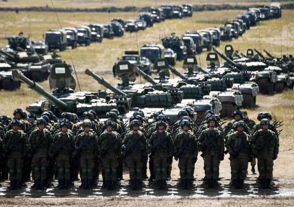 russie ukraine tanks - L'Ambassade du Royaume du Maroc à Kiev recommande aux citoyens marocains se trouvant en Ukraine de quitter le pays pour leur sécurité (communiqué)