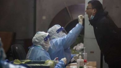 un habitant de changchun dans le nord est de la chine effectue un test de depistage du covid 19 le 11 mars 2022 6344744 390x220 - le Maroc a enregistré 105 nouveaux cas de Covid-19 et deux décès