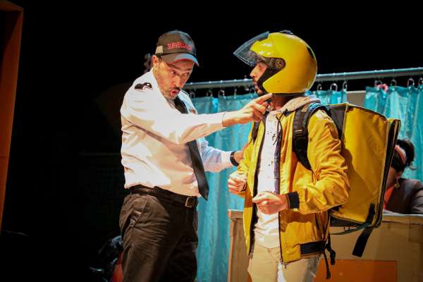 2 - 19h Théâtre joue « Fake », une nouvelle création originale, mardi 19 avril 2022 à 22h à la salle Bahnini à Rabat