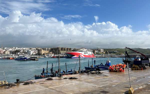 Tarifa Jet Puerto Tarifa 2 1 - Plus de 200 passagers dans les premières traversées de FRS vers le Maroc