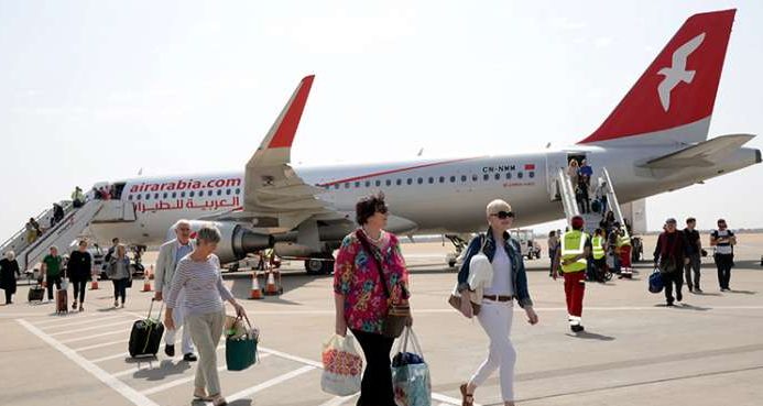 Des passagers descendent dune avion de lAir Arabia Maroc 750×430 MAP e1656660290723 - Cherté des prix: quand voyager en avion devient compliqué