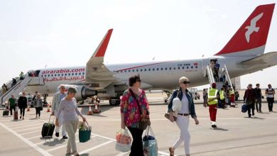 Des passagers descendent dune avion de lAir Arabia Maroc 750×430 MAP e1656660290723 390x220 - Cherté des prix: quand voyager en avion devient compliqué