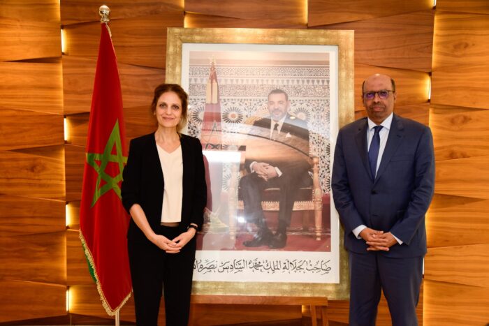 Mme Anna Barone Représentante de la BEI au Maroc et M Noureddine Boutayeb Président du Directoire d Crédit Agricole du Maroc scaled - La BEI, Banque du climat, appuie le Crédit Agricole du Maroc dans l’évaluation des opportunités et des risques climatiques