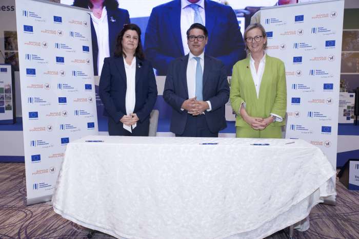 De gauche à droite Mme Hanane El boury BCP M Ricardo MOURINHO FÉLIX BEI SE Mme Patricia LLOMBART CUSSAC UE - BEI/BCP: accord dédié aux PME marocaines exportatrices