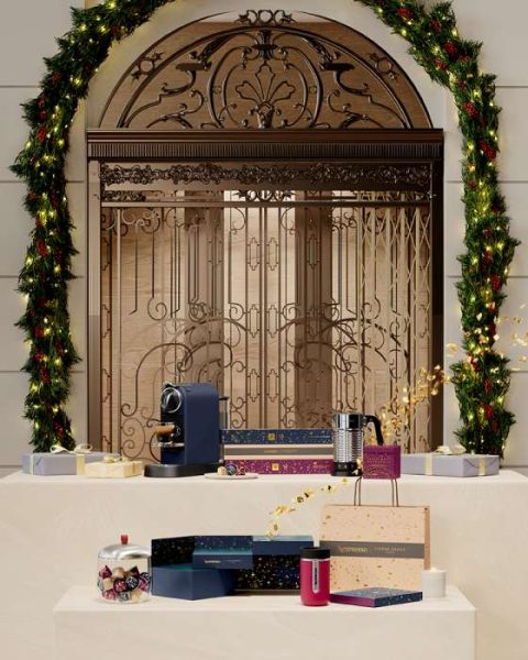 HWW2201 NESPRESSO22 store kv06 ol 4x5 RGB 480x600 - Nespresso et le célèbre Chef de la pâtisserie Française Pierre Hermé, associent leurs arts pour annoncer une collection festive de cafés et créations gourmandes, à l’occasion des fêtes de fin d’année