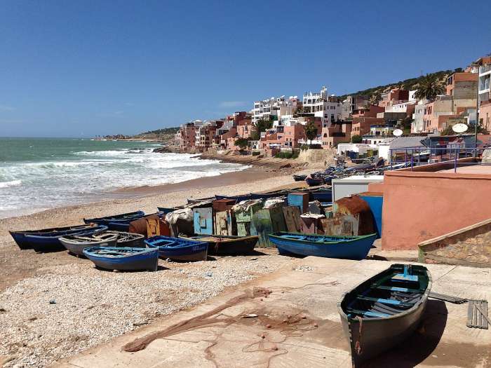 1200px Blue fishing boats in Taghazout Morocco 8628196631 - L’ONMT accueille les plus grands agents de voyage allemands à Taghazout