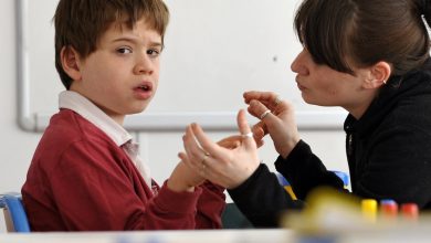 1322263 un enfant autiste avec une educatrice illustration 390x220 - Ramadan : une action bénévole par et pour les enfants autistes à Kénitra