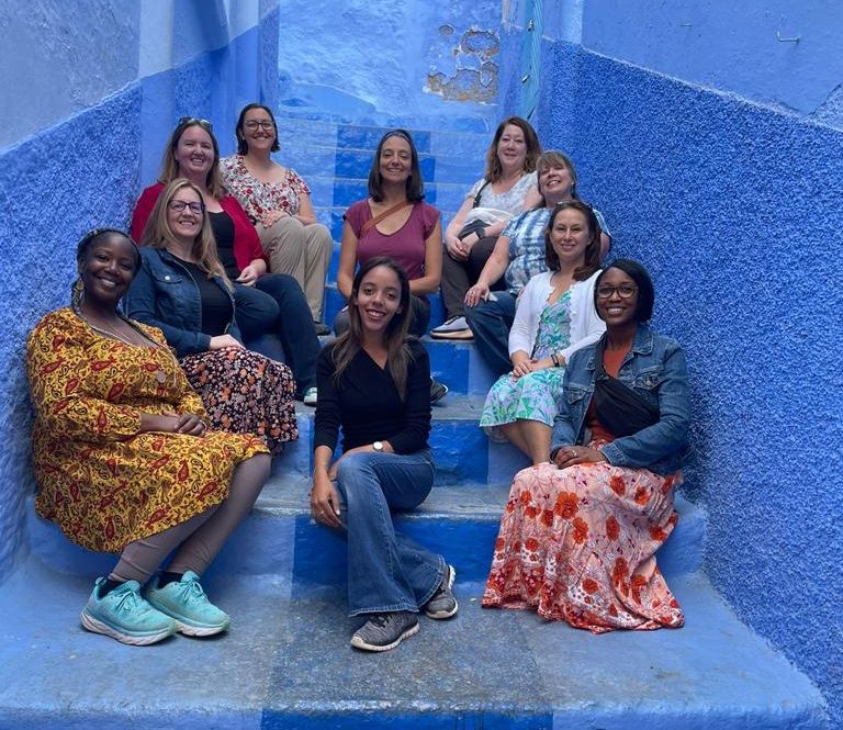 photo guide chaouen au milieu avec des touristes e1681132103407 - Intrepid Travel, leader mondial du tourisme durable, s'engage à soutenir l'inclusion économique des femmes marocaines en les encourageant à devenir des guides touristiques qualifiées