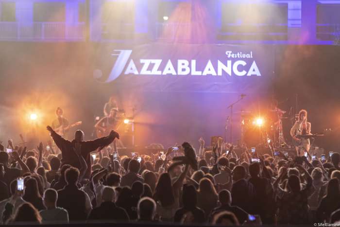Jazzablanca 2025 : Clôture en apothéose aux rythmes de gnawa et d’un show explosif de Macklemore Jazzablanca 2022 scene CASA ANFA AsafAvidan©SifeElAmineHD 8987 - Jazzablanca 2025 : Clôture en apothéose aux rythmes de gnawa et d’un show explosif de Macklemore