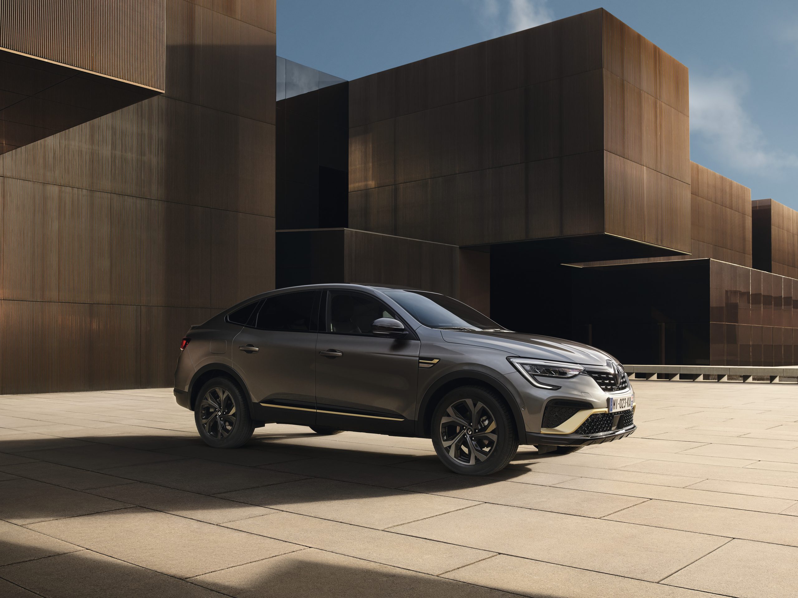 Nouveau Renault E Tech Arkana full hybrid scaled - Nouveau Renault Arkana E-Tech 145 CH: le SUV coupé 100 % hybride qui coche toutes les cases