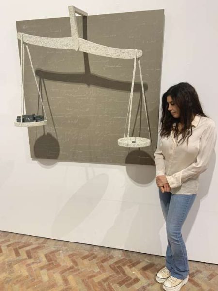 la balance 450x600 - Ilham Laraki Omari expose à Tanger, à la galerie d'art contemporain Mohamed Drissi
