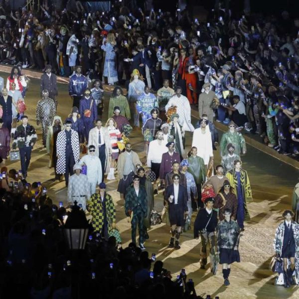 mode masculine 600x600 - La mode masculine à Paris brille de mille feux, alliant éclat et grandeur