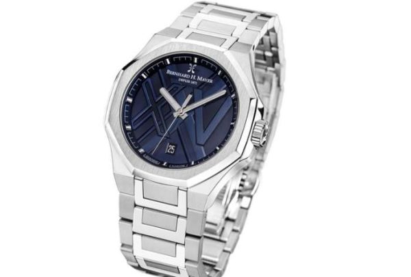 montre Bernhard H Mayer 600x405 - Bernhard H. Mayer révèle la montre en édition limitée commémorant le 25ème anniversaire de QNET