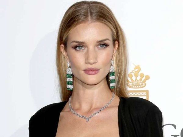 rosie huntington whiteley 600x450 - Les 5 tendances estivales de la mode selon Rosie Huntington-Whiteley