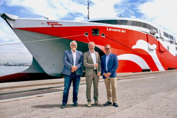2 Ronny Moriana MD FRS Iberia Gotz Becker CEO FRS and Tim Gadecken MD FRS Iberia in Front of Levante Jet c FRS 600x400 - FRS vend la filiale FRS Iberia/Maroc à DFDS