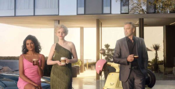 Nespresso 600x306 - JULIA GARNER ET SIMONE ASHLEY REJOIGNENT GEORGE CLOONEY POUR LA PREMIÈRE FOIS DANS LA NOUVELLE PUBLICITÉ TÉLÉVISÉE VERTUO DE NESPRESSO QUI MET EN VALEUR LE CÔTÉ LUDIQUE DU CAFÉ.