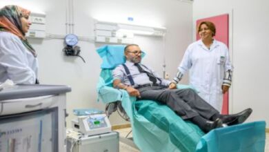 le roi hopital 390x220 - Séisme d'Al-Haouz : Sa Majesté le Roi Se rend au chevet des blessés et effectue un don de sang