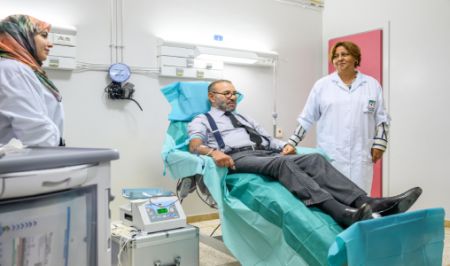 le roi hopital - Séisme d'Al-Haouz : Sa Majesté le Roi Se rend au chevet des blessés et effectue un don de sang